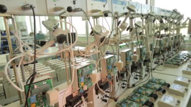 Ölçüm aletleri üretimi için alet fabrikası ölçülüyor