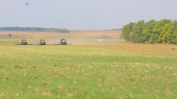 Механізовані оранки з обробниками дисків. — стокове відео