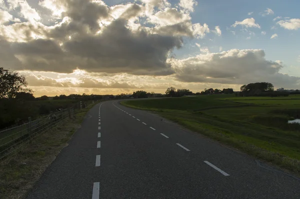 Nederlandse weg in de zonsondergang — Stockfoto