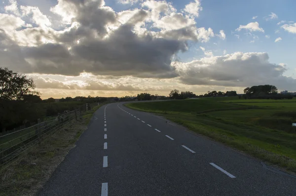 Günbatımı Hollandalı yolda