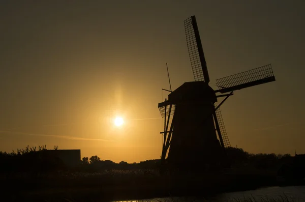 Siluet de molino de viento holandés (Kinderdijk) en la puesta del sol — Foto de Stock