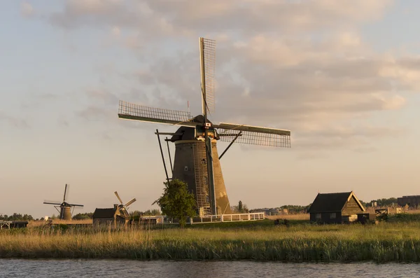 sunset in Hollanda yel değirmenleri (doğal)