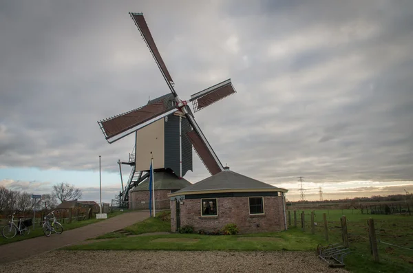 Ветряная мельница Duthc в Вальбурге (Нидерланды) — стоковое фото