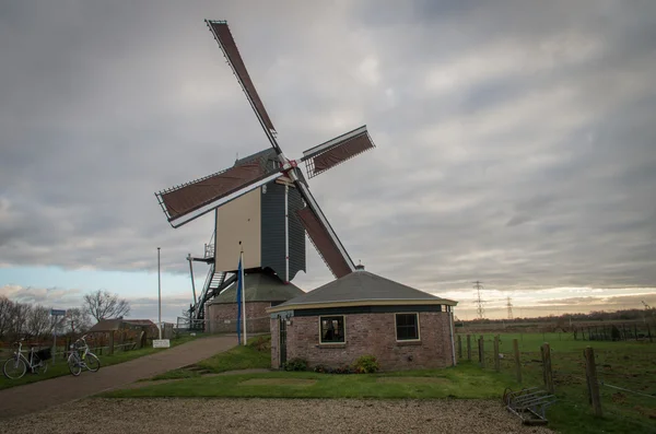 Duthc windmühle in valburg (niederland) Stockbild