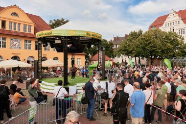 Almanya Yeşiller Partisi milletvekili Britta Hasselmann, Siegfriedplatz 'daki Bielefeld' de 15.08.2021 seçim kampanyasında özel belediye binası format sahnesinde.