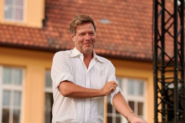 Yeşil Parti Başkanı Robert Habeck, 15.08.2021 'de Siegfriedplatz' da Bielefeld 'de yapılacak seçim kampanyasında yapacağı konuşmaya hazırlanıyor..