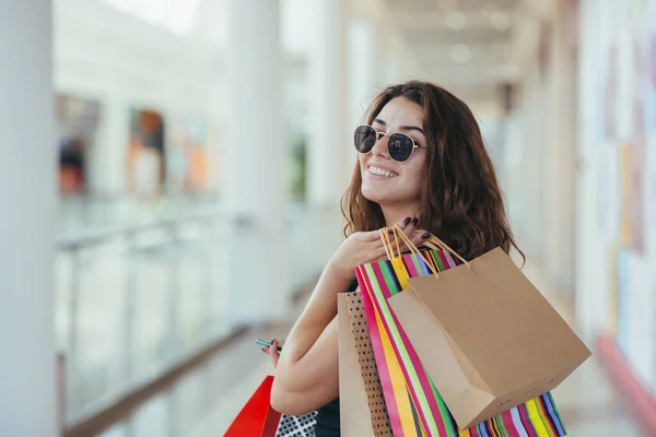 Señora Alegre Vestido Negro Elegante Que Lleva Bolsas Compras Colores — Foto de Stock