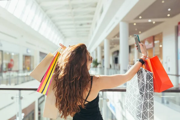 Χαρούμενη Κυρία Κομψό Μαύρο Φόρεμα Που Μεταφέρουν Πολύχρωμες Τσάντες Ψώνια — Φωτογραφία Αρχείου