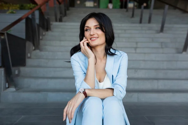 Schöne Geschäftsfrau Arbeiten Online — Stockfoto