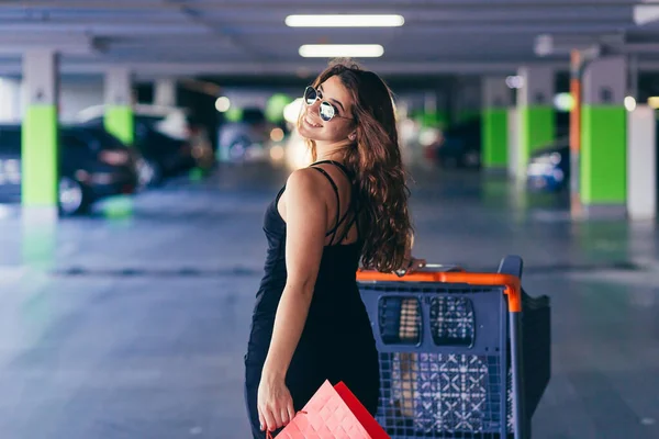 Señora Alegre Vestido Negro Con Estilo Que Lleva Bolsas Compras — Foto de Stock