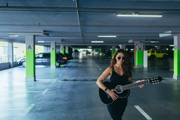 Indah Rock Roll Gadis Dalam Kacamata Hitam Berpose Dengan Gitar — Stok Foto
