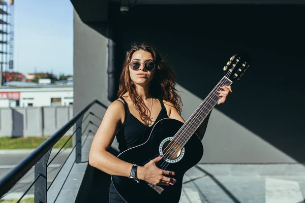 Красива Рок Рол Дівчина Чорних Окулярах Позує Чорною Гітарою Парковці — стокове фото