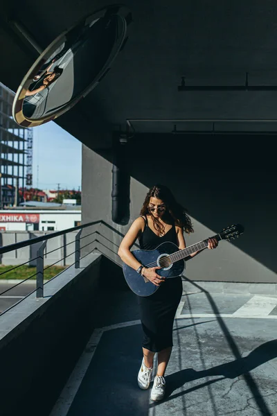 Beautiful Rock Roll Girl Black Glasses Posing Black Guitar Car — Stock Photo, Image