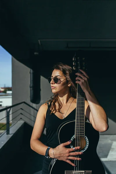 Siyah Gözlüklü Güzel Rock Roll Kızı Otoparkta Siyah Gitaristle Poz — Stok fotoğraf