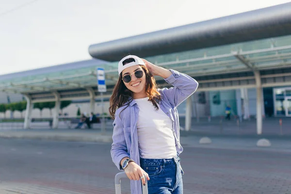 Młoda Piękna Studentka Opuszcza Lotnisko Nowym Mieście Czeka Taksówkę — Zdjęcie stockowe