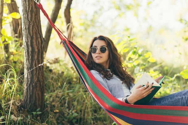 Jong Mooi Meisje Rustend Een Gekleurde Hangmat Het Park Lezend — Stockfoto