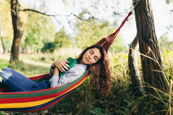 Jong Mooi Meisje Rustend Een Gekleurde Hangmat Het Park Lezend — Stockfoto