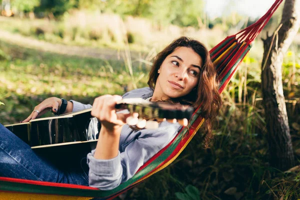 Belle Fille Reposant Dans Hamac Milieu Des Arbres Dans Parc — Photo