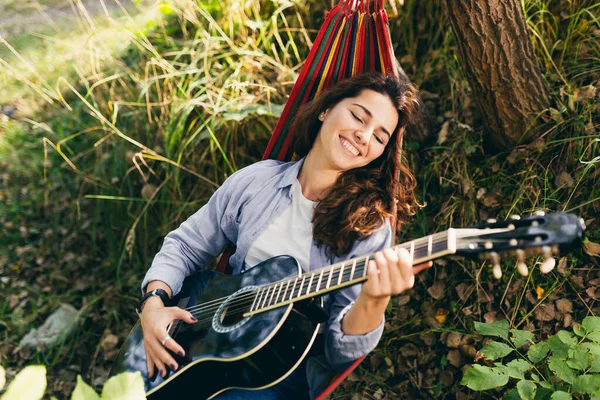 Belle Fille Reposant Dans Hamac Milieu Des Arbres Dans Parc — Photo