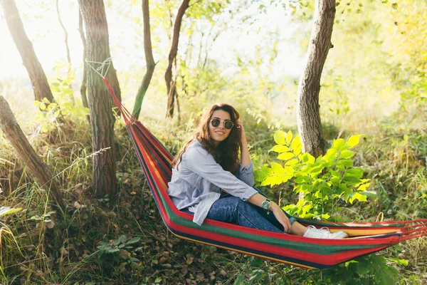 Jong Mooi Meisje Rustend Een Gekleurde Hangmat Het Park Lezend — Stockfoto