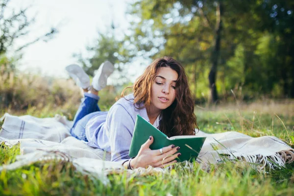 Nostalgisch Tienermeisje Zit Het Park Leest Boek — Stockfoto