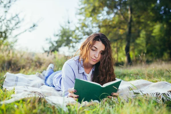 Nostalgisch Tienermeisje Zit Het Park Leest Boek — Stockfoto