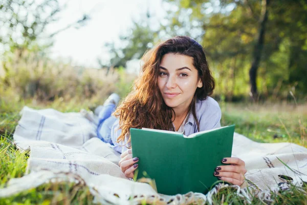 Nostalgisch Tienermeisje Zit Het Park Leest Boek — Stockfoto