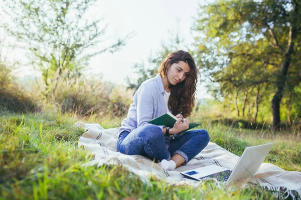 Nostalgisch Tienermeisje Zit Het Park Leest Boek — Stockfoto