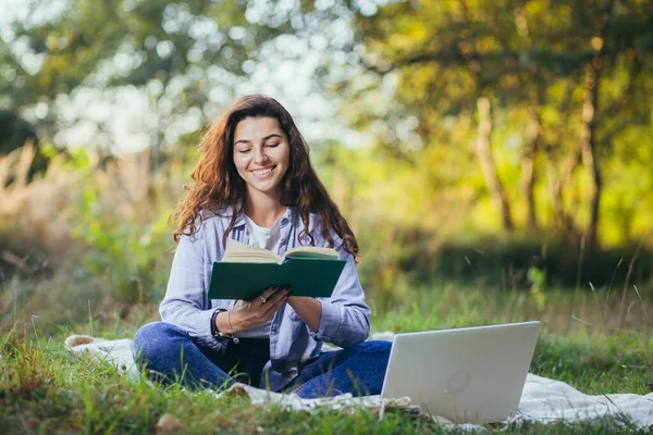 Nostalgisch Tienermeisje Zit Het Park Leest Boek — Stockfoto