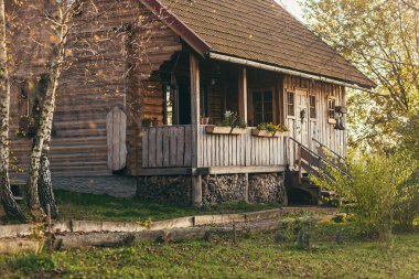 Büyük bir odanın içi, beyaz bir mutfak stüdyosu.