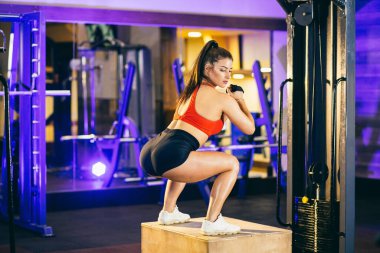 Genç seksi kız spor salonunda spor yapıyor.