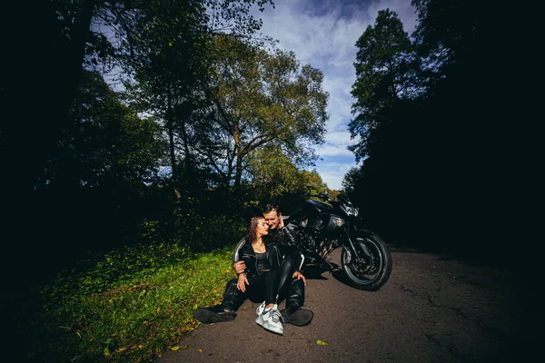 Casal Jovem Cara Menina Perto Uma Motocicleta Esportiva Preta Roupas — Fotografia de Stock