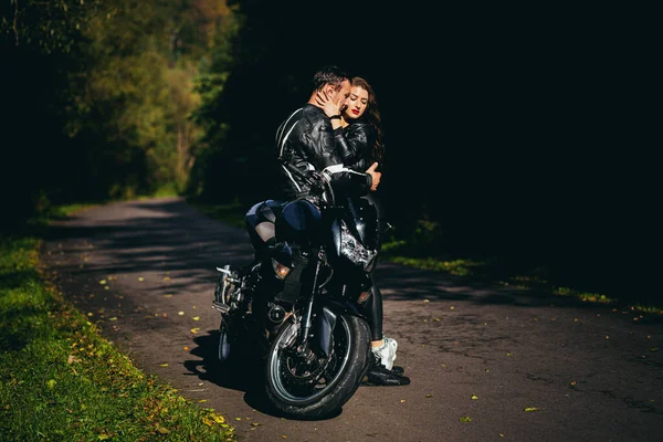 Casal Jovem Cara Menina Perto Uma Motocicleta Esportiva Preta Roupas — Fotografia de Stock