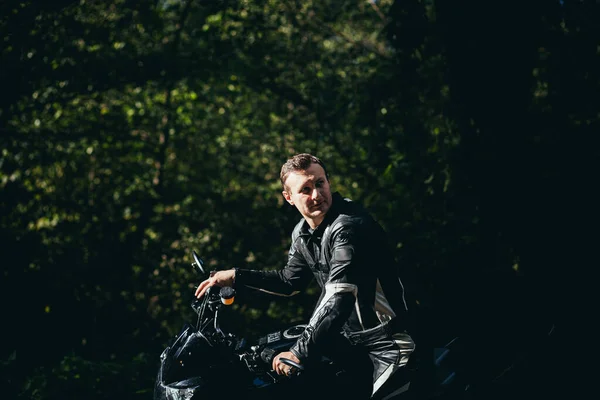 Ein Mann Auf Einem Schwarzen Sportmotorrad Schwarzer Lederkleidung Unterwegs Wald — Stockfoto