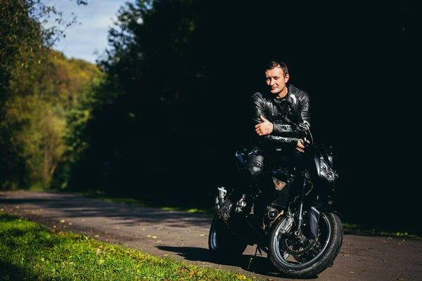 Homem Uma Motocicleta Esportiva Preta Roupas Couro Preto Estrada Floresta — Fotografia de Stock