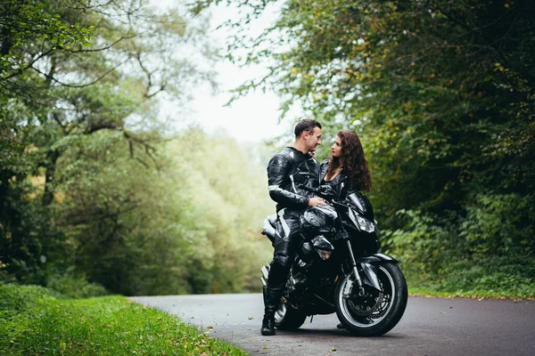 Casal Jovem Cara Menina Perto Uma Motocicleta Esportiva Preta Roupas — Fotografia de Stock