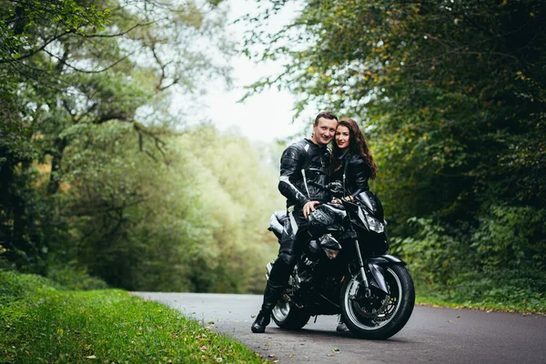 Casal Jovem Cara Menina Perto Uma Motocicleta Esportiva Preta Roupas — Fotografia de Stock