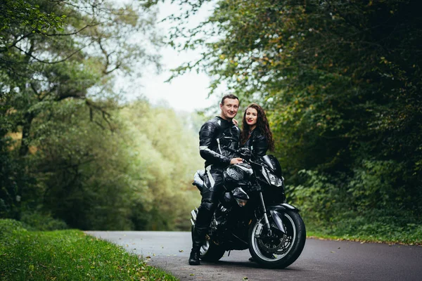 Jeune Couple Homme Fille Près Une Moto Sport Noire Cuir — Photo