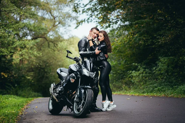 Casal Jovem Cara Menina Perto Uma Motocicleta Esportiva Preta Roupas — Fotografia de Stock