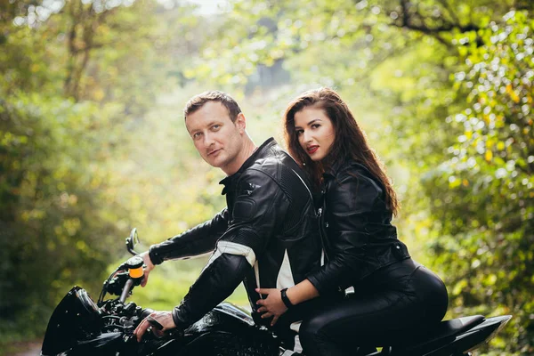 Casal Jovem Cara Menina Perto Uma Motocicleta Esportiva Preta Roupas — Fotografia de Stock