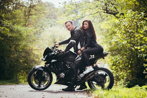 Casal Jovem Cara Menina Perto Uma Motocicleta Esportiva Preta Roupas — Fotografia de Stock