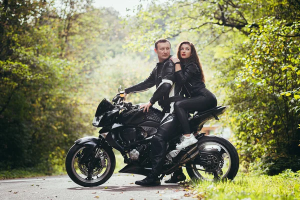 Casal Jovem Cara Menina Perto Uma Motocicleta Esportiva Preta Roupas — Fotografia de Stock