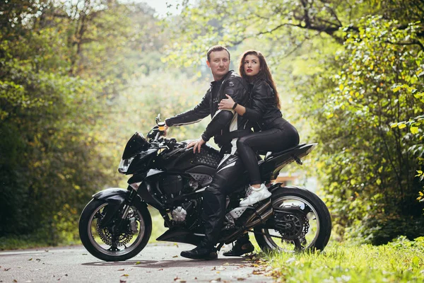 Casal Jovem Cara Menina Perto Uma Motocicleta Esportiva Preta Roupas — Fotografia de Stock