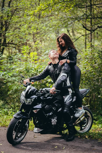 Casal Jovem Cara Menina Perto Uma Motocicleta Esportiva Preta Roupas — Fotografia de Stock