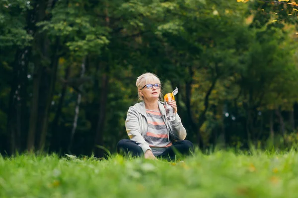 Vacker Äldre Kvinna Promenad Parken Utför Övningar Stående Gräset Morgon — Stockfoto