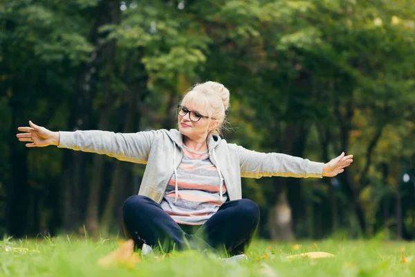 Schöne Seniorin Auf Einem Spaziergang Park Macht Übungen Stehen Auf — Stockfoto