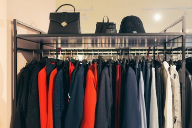 Modern bir mağazada giysiler, askılar, farklı renkler, modern tarz.