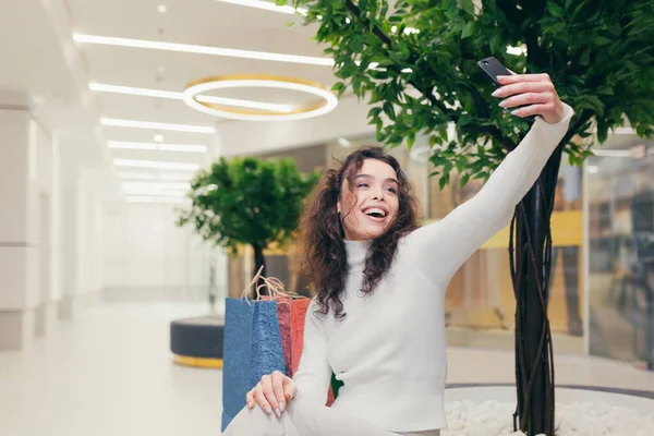 Beautiful Brunette Girl Curly Hair Modern Clothing Store Walks Supermarket — Stock Photo, Image