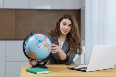 Güzel bir kadın öğretmenlik yapıyor, çevrimiçi evde oturuyor.