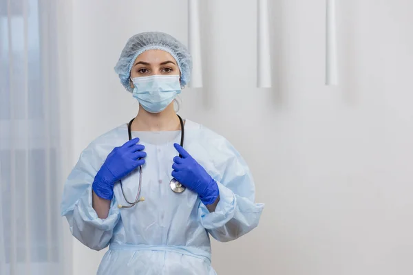 Retrato Médico Femenino Con Traje Azul Protector Una Máscara Médica — Foto de Stock